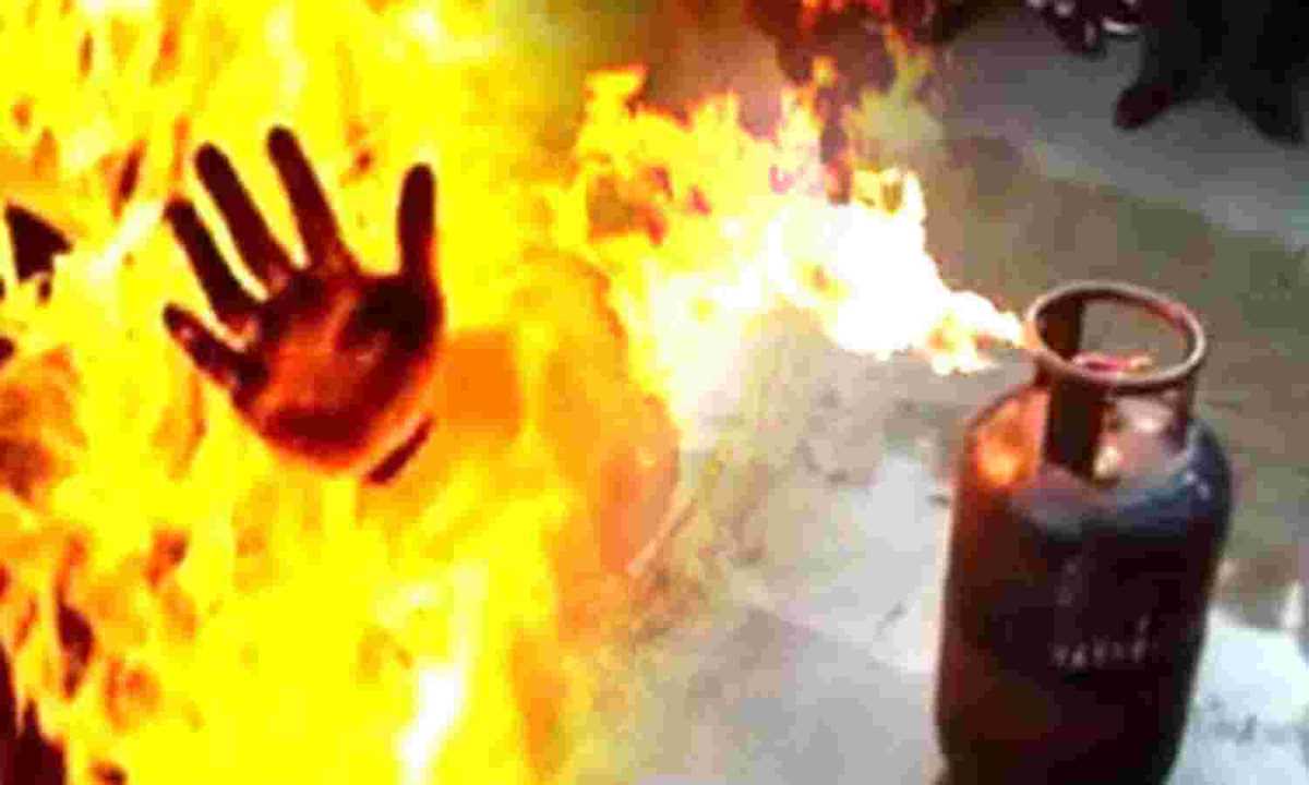 गैस सिलेंडर में विस्फोट में पिता-पुत्र सहित तीन लोग घायल